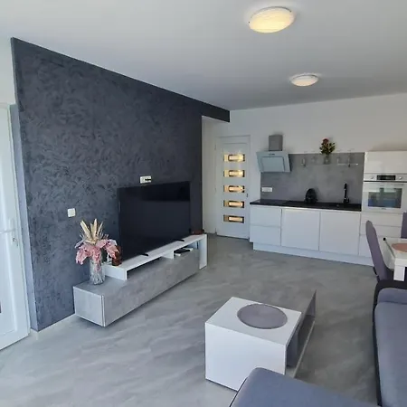 Apartment Mala Mare - With Heated Pool Solin